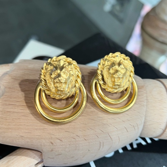 •Vintage lion Head earrings